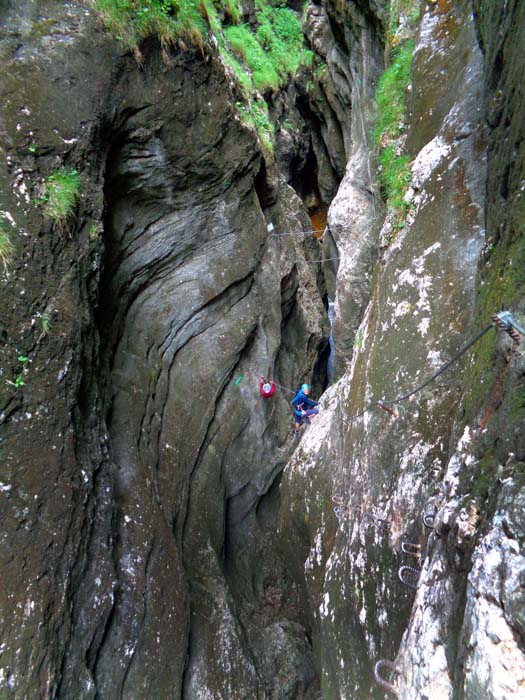 wir aber steigen noch weiter hinunter in Richtung Erdinneres: Tiefblick auf die beiden nächsten Schlundquerungen, ...