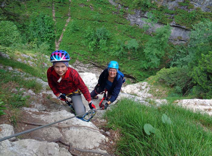 ... klimmen wir die gestufte Steilwand neben dem Wiesler Wasserfall empor ...