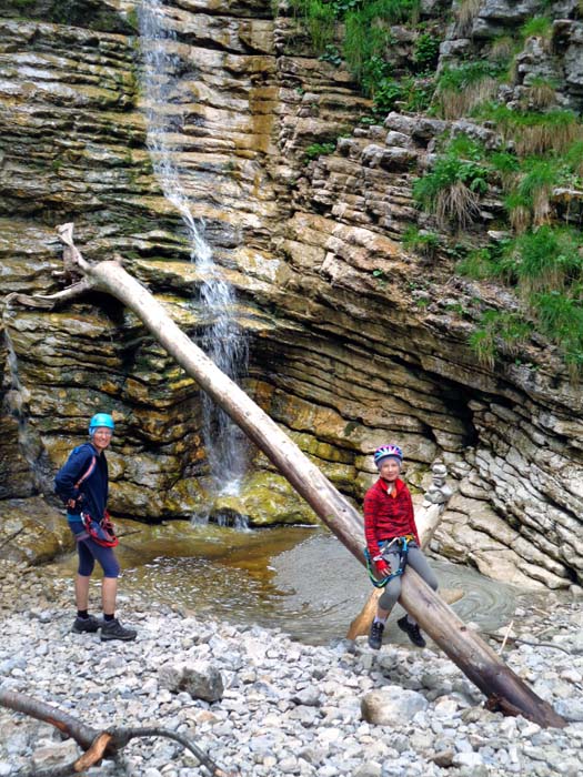 ... und gelangen so zur „Großen Badewanne“, wo der Klettersteig erst einmal in einen Waldweg übergeht