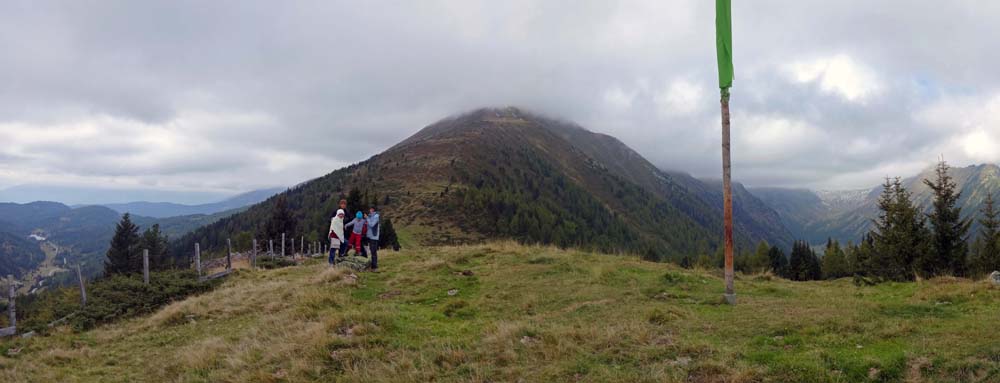 ... über den (hier leider wolkenverhangenen) langen SO-Grat des Preber; Standpunkt Sattelkogel, 1896 m, knapp oberhalb der Grazer Hütte