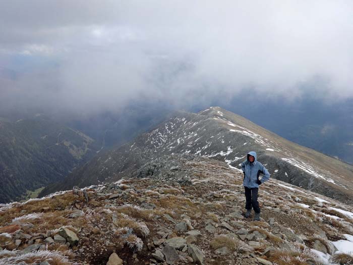 in der Rossscharte erreichen wir den langen Südostkamm von der Grazer Hütte über Trogleiteneck und Bockleiteneck, links unten der Prebergraben