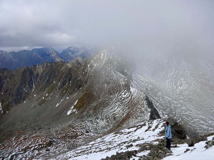 am Nordwestgrat des Preber eine fast geschlossene Schneedecke; links hinten der lange Ostgrat des Kasereck