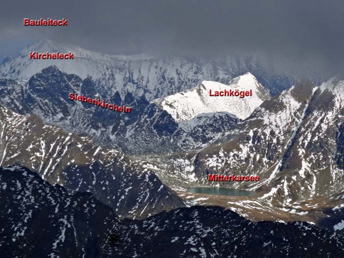 Blick vom Grat gegen NO zum Mitterkarsee jenseits des Rantengrabens; Kircheleck, Lachkögel und Bauleiteck stehen schon im Tauernhauptkamm, in diesem Teil einige interessante Kraxelgrate (s. Archiv Bergsteigen unter Kircheleck oder Archiv Klettern unter Windschnurspitze)