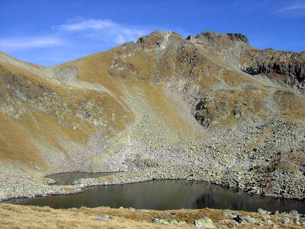 die beiden Seen des verträumten Wiegenkares; in Bildmitte die SW-Schulter, das schwarze Felsriff rechts hinten der Hauptgipfel des Predigtstuhl