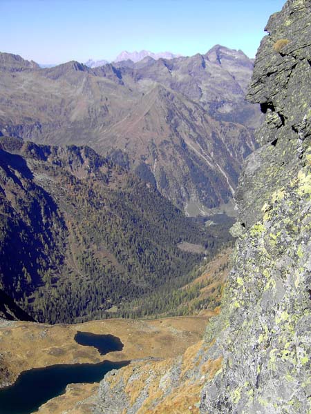 Blick nach N ins Hüttkar, durch welches ein Steig aus dem Kleinsölktal zum Gipfel führt; darüber Hochwildstelle und Dachstein