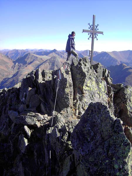 Gipfelkreuz gegen O; die kleine Pyramide links von Ulli ist das Süßleiteck