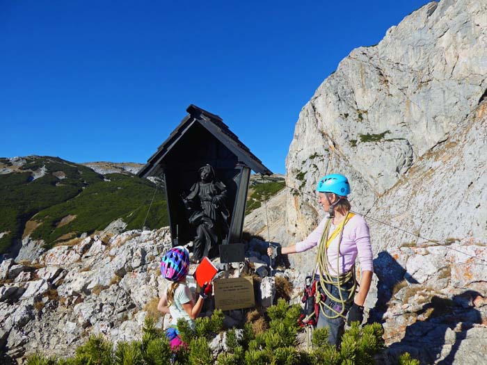 kurz darüber der Buchplatz mit der Schwarzen Madonna