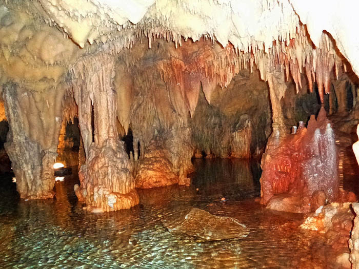 ... die zauberhaften Tropfsteinhöhlen von Pírgos Diroú
