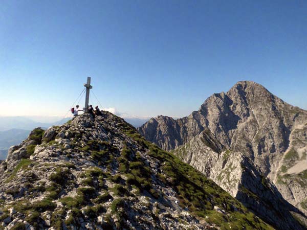 das Gipfelkreuz am Kl. Pyhrgas gegen SW; rechts unterhalb Mittel- und Südgipfel, darüber der Gr. Pyhrgas