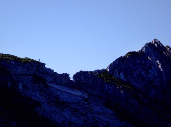hier die schmale Scharte von N; der Bergsteiger auf dem Grat im linken Bildteil ist bereits wieder auf dem Rückzug zum markierten Wanderweg
