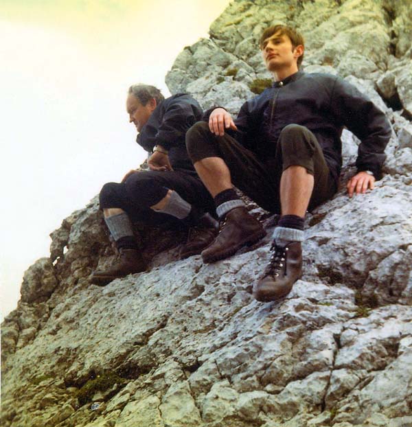 anno 1972 im Bereich der Banane, einem schlanken Gratturm am Fuß der Gipfelschrofen; Erich im Alter von 16 Jahren mit seinem Vater