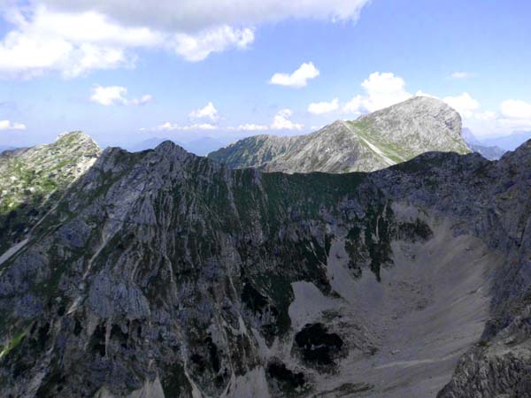 vom Abstieg am oberen Nordgrat überblickt man noch einmal  die eindrucksvolle Tour; hier der erste Teil vom Kl. Pyhrgas zum Haller Mauern Hauptkamm; rechts hinten der Scheiblingstein