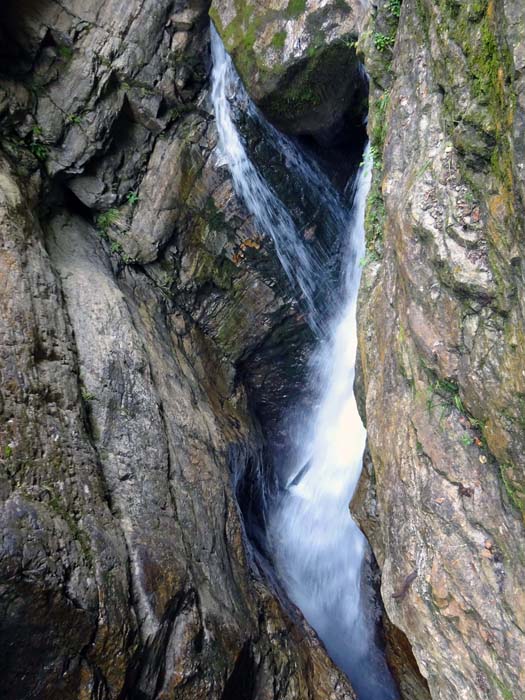 durch enge Risse und vorbei an atemberaubenden Wasserfällen ...                             