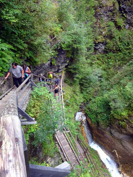 ... erreicht man über eine lange Holztreppe - insgesamt werden in der Schlucht 200 Höhenmeter überwunden - den Ausstieg, wo ein netter Picknickplatz wartet                        