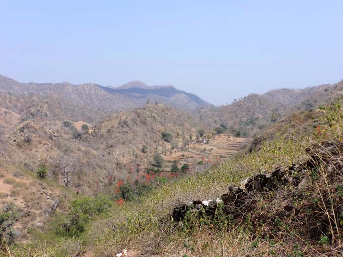 das Wechselspiel von rauer Bergwildnis und landwirtschaftlich genutzten Flächen ist typisch für die Aravallis; hier die karge Landschaft südlich ...