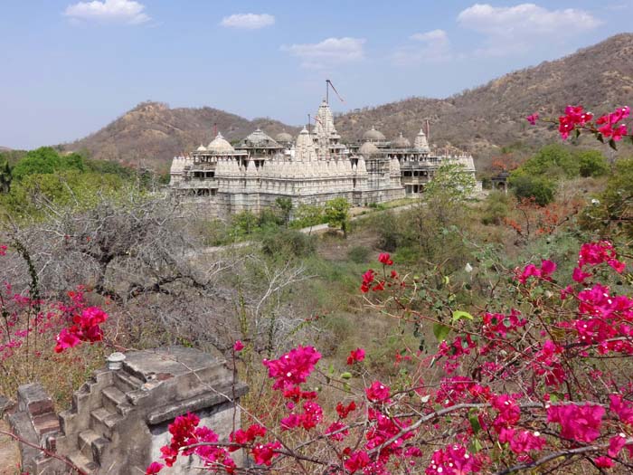 ... der viel besuchten Tempelstadt Ranakpur aus der Mitte des 15. Jahrhunderts