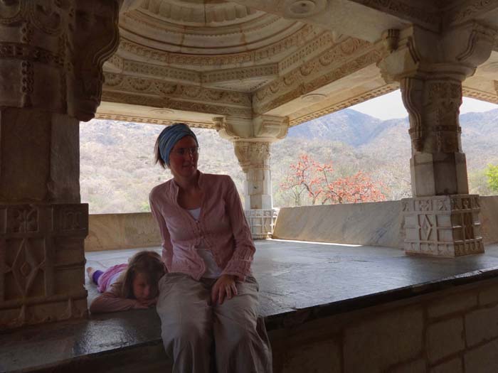 in ganz Rajasthan gibt es für die Jain-Pilger vielleicht nur noch einen wichtigeren Ort - die Tempel von Dilwara am Mount Abu, in denen aber seit 1992 Fotoverbot besteht