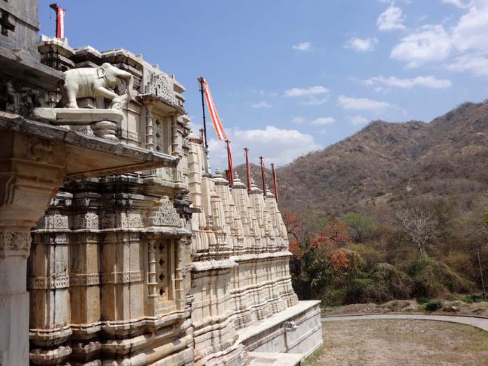 wir verlassen Ranakpur und erreichen nach Überqueren etlicher Gebirgskämme eine monumentale Anlage ganz anderer Art ...