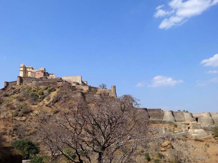 die aus der selben Zeit stammende gewaltige Bergfestung Kumbhalgarh auf einem strategisch bedeutsamen Gipfel der Aravallis