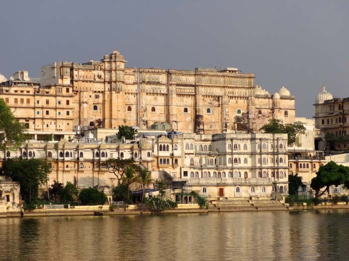 besonders wenn die untergehende Sonne die Palastfront anstrahlt, verdient Udaipur ihren Beinamen „Honigfarbene Stadt“ zu Recht