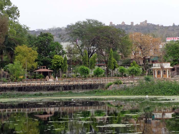 wieder 100 km weiter östlich thront 180 m über dem Berachfluss die größte Festungsanlage Rajasthans: Chittaurgarh, Symbol des Widerstandes der Rajputen gegen die Muslime