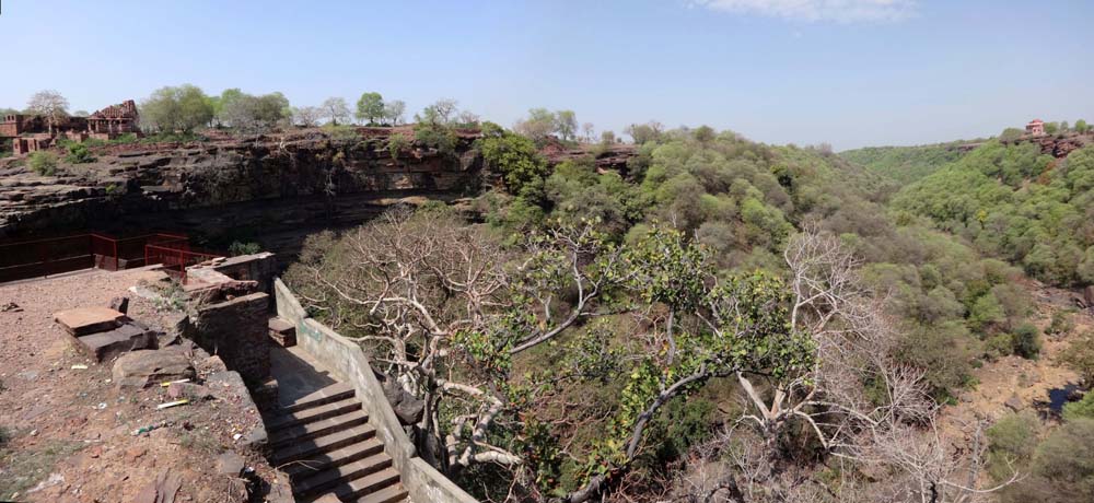 die vom Archeological Survey of India stabilisierten Gebäude stehen am Rand einer 100 m tiefen Schlucht, dem Mahanal