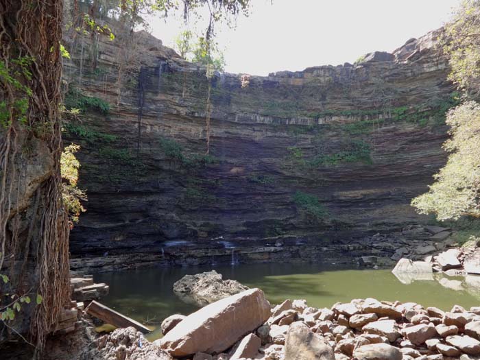 über die Schluchtwand stürzt nach starken Regenfällen ein gewaltiger Wasserfall in die Tiefe