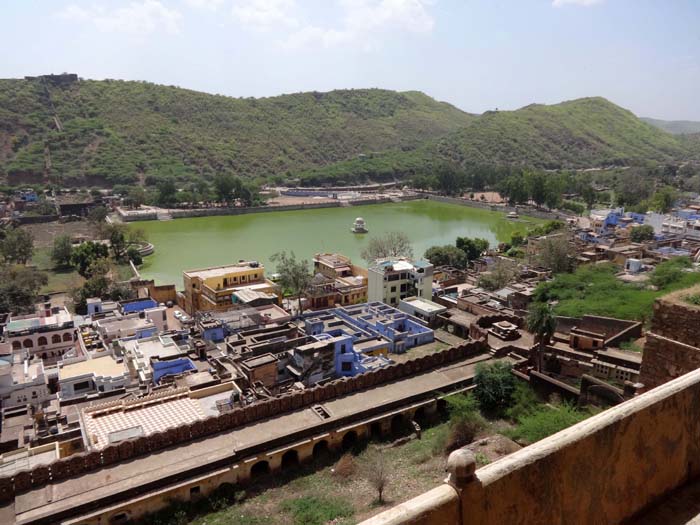 wie schon in Kumbhalgarh wird auch hier der höchste Teil der Anlage Wolkenpalast genannt; Blick auf den Nawal Sagar, dem rechteckigen Tempelteich Bundis