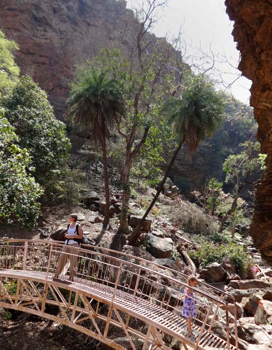 das Tal verengt sich zur Felsschlucht mit Wasserfall und Badeteich