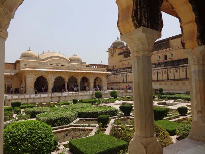 das Tor führt in einen Garten im Mogulstil, dem Dilaram Bagh