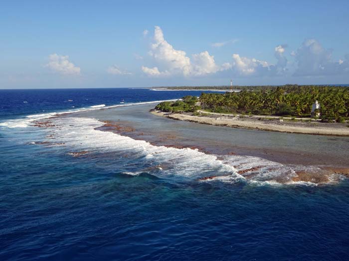die Passe de Tiputa ist eine der beiden Fahrrinnen, durch die auch größere Schiffe in die Lagune des Rangiroa-Atolls gelangen können