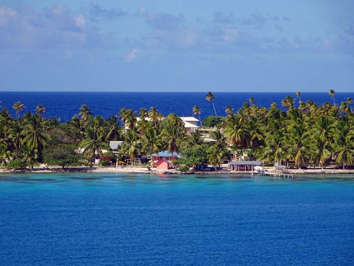 die Hauptinsel ist Rotoava, das gesamte Atoll (1150 qkm Lagunenfläche bei nur 16 qkm Landfläche) zählt etwa 800 Einwohner ...