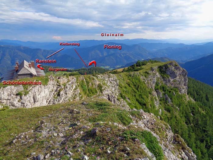 die Aflenzer Bürgeralm am südöstl. Hochschwab, gesehen von der Windgrube; der Klettersteig verläuft als lange Querung knapp unter dem Rand der Abbruchkante gegen Aflenz Kurort