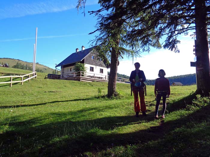 zwei Minuten westlich der Bergstation folgen wir dem Wanderweg in Richtung Aflenz ...