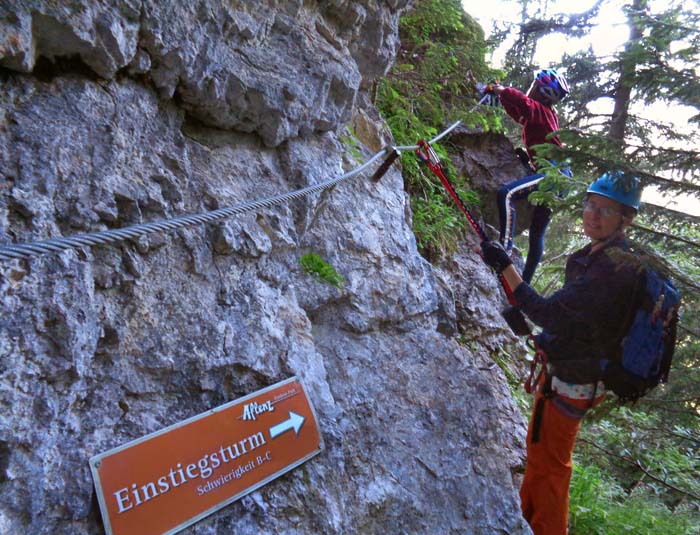 ... und stehen bereits vor dem ersten Seil unseres Steiges