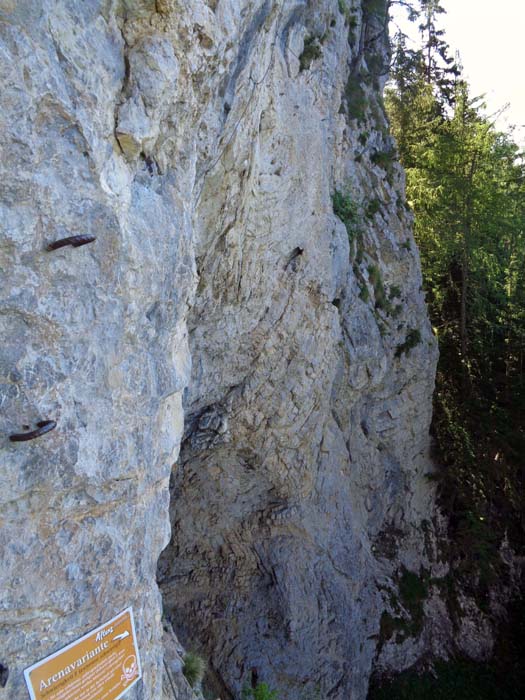 wenige Meter weiter die Abzweigung zur extrem schweren „Arenavariante“ (E/F); sie führt horizontal weiter unter die überhängende Wand, ...