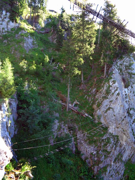 nach Überwinden der Schlüsselpassage ist der Spaß noch nicht vorbei: die „Nepalbrücke“, ...