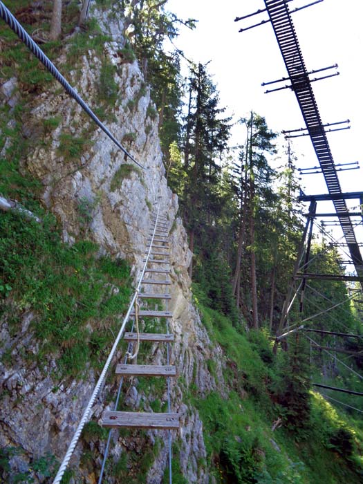 ... über welcher die knapp zwei Kilometer lange Doppelsesselbahn zur Bürgeralm schwebt