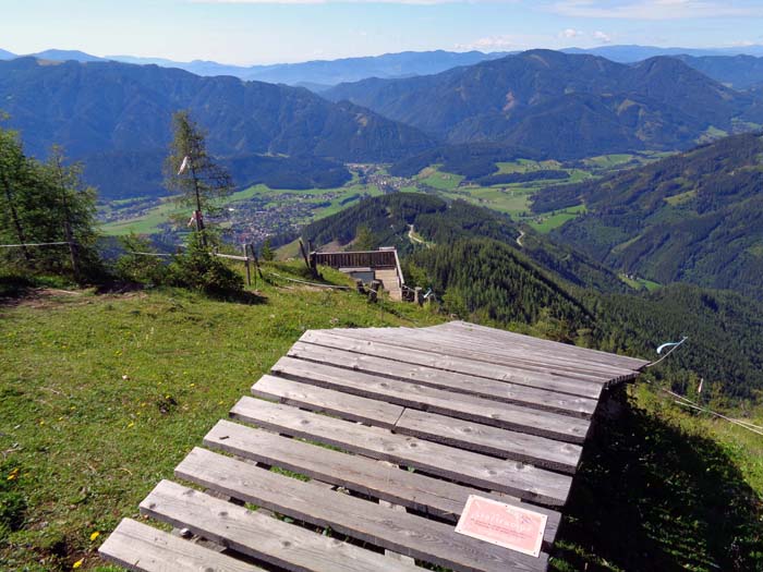 am Ausstieg eine Panoramaplattform und die Startrampe für Drachenflieger