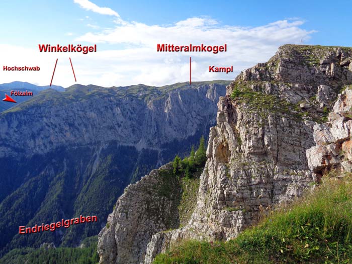 ... knapp unter dem Gipfel der Windgrube mit Blick aufs Hochschwab-Plateau im NW ...