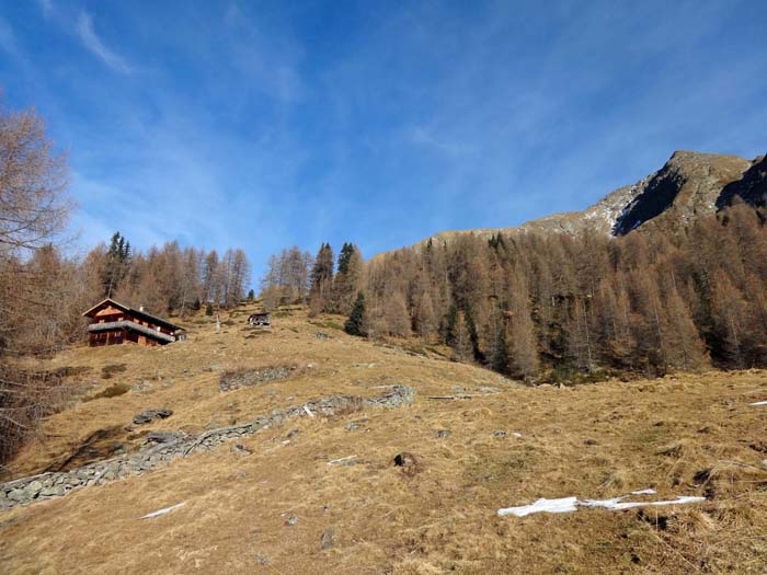 der Weg führt über die Straßalm; ab Bildmitte der NW-Grat, rechts der SW-Grat, hinter dem sich der Gipfelturm verbirgt