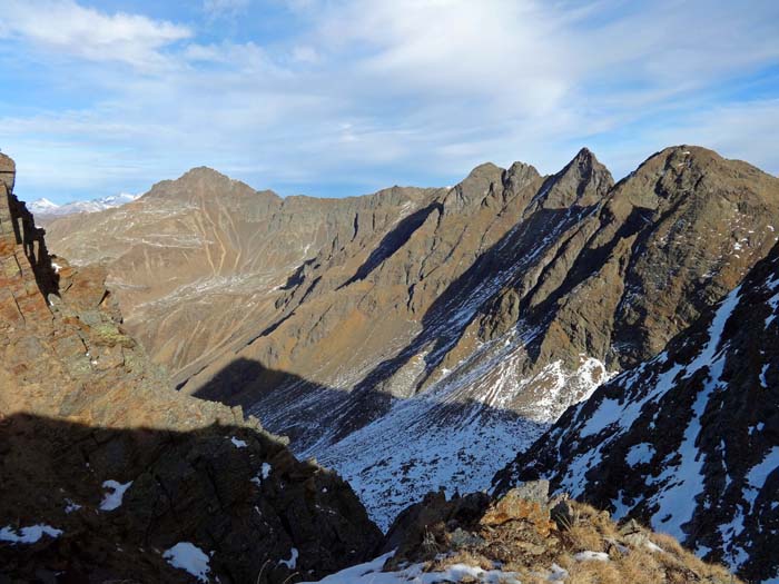 ... und landen nach einem längeren Schrofenhang (besser zu begehen als das Geröll links am Bergfuß) in der Schießbodenlenke, dem Sattel östl. des Rappler; Blick nach N auf Regenstein und Arnhörner