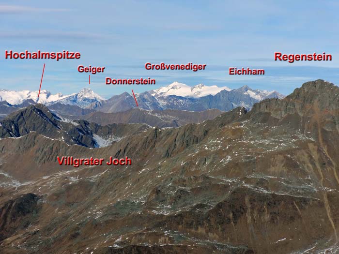 im NW hinter den Villgratnern die gestaffelten Kämme der Venedigergruppe