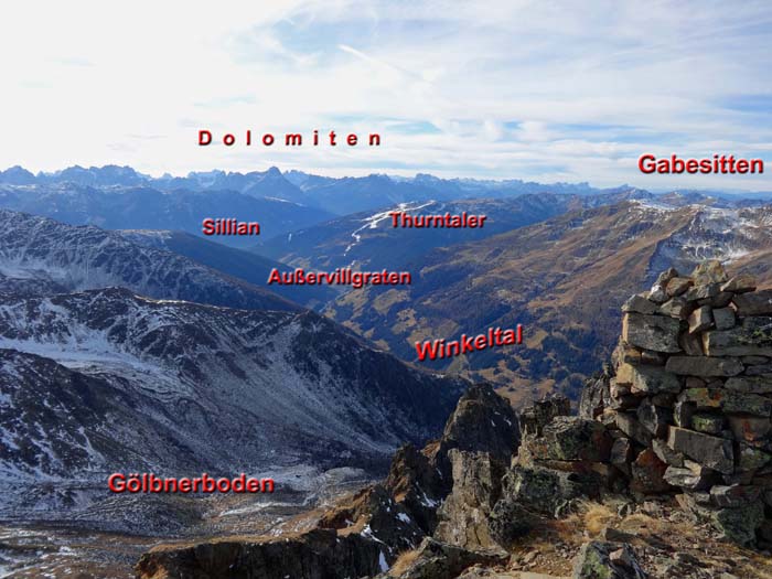 im SW die Dolomiten