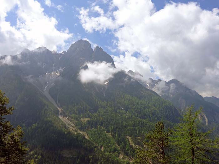 einen breiten Waldrücken empor zum ersten Aussichtspunkt: im SW der Spitzkofel