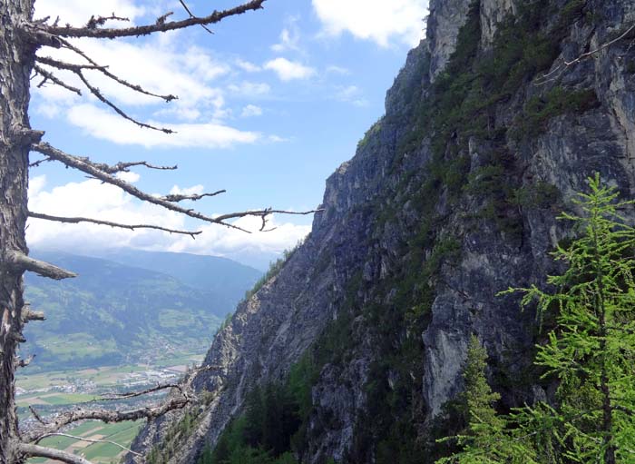 unvermittelt wird aus dem Rücken ein schmaler Grat; Blick in die abweisende Rauchkofel-Nordflanke, durch die uns der Salzsteig vom Gipfel auf direktem Weg zurück ins Tal bringen wird