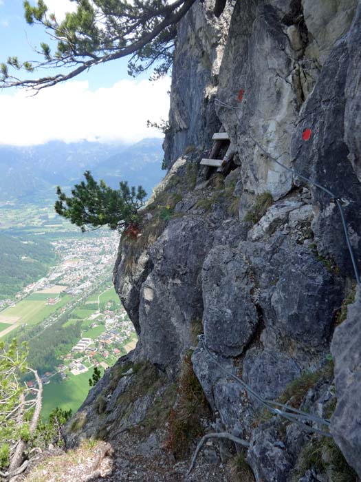 oberhalb der ersten Gratscharte führt ein Drahtseil hinüber zu einem Kamin, durch den man mittels einer Holzleiter auf den nächsten Absatz gelangt; am gesamten Grat nimmt man immer wieder gern die Hände zu Hilfe