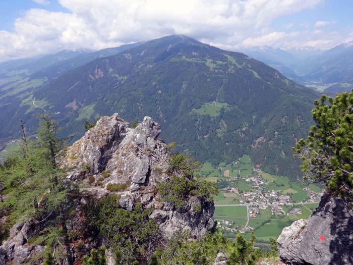 Blick über eine der vielen Scharten gegen NW auf Hochstein und das Iseltal in Richtung Matrei