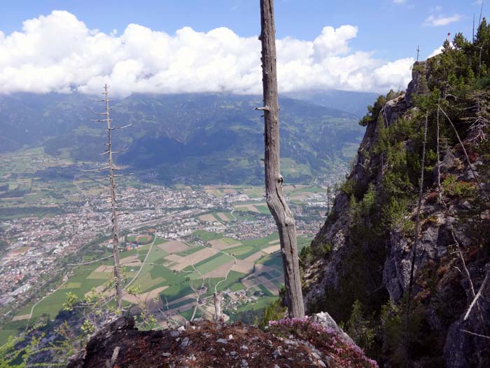 Blick auf Lienz, rechts oben das Gipfelkreuz des Kreidenfeuer