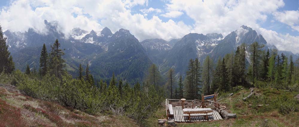 knapp unter der Gipfelkuppe ein gemütlicher Rastplatz mit einem Panorama der Lienzer Dolomiten